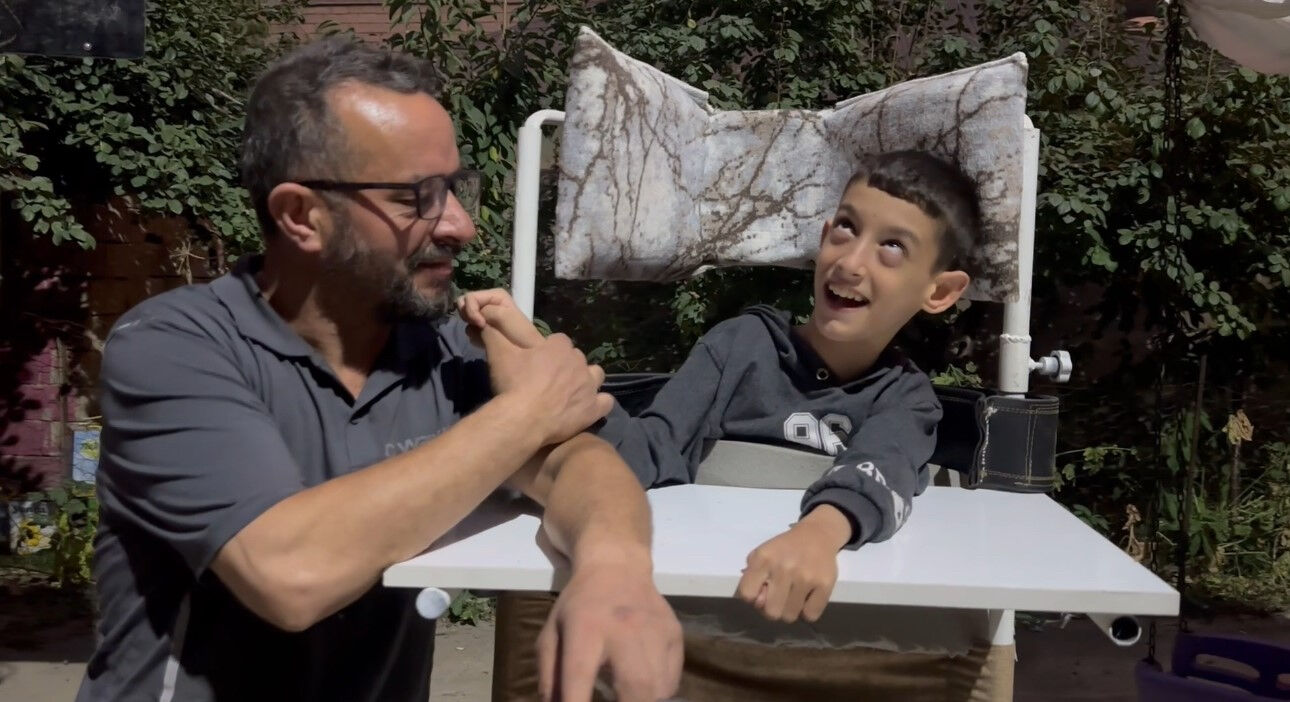 Babam sağolsun! Engelli oğlunu kendi yaptığı arabayla gezdiriyor Babası sayesinde ayakta gezebiliyor! Engelli oğlunu kendi yaptığı arabayla gezdiriyor - 1. Resim