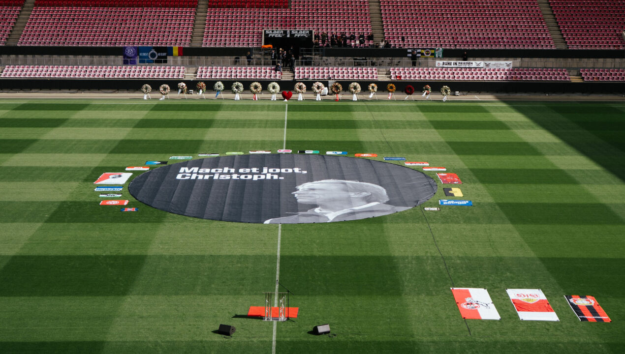 Christoph Daum'un vasiyeti gerçekleşti! Almanya'daki cenaze töreninde Türkçe şarkılar çalındı Christoph Daum'un vasiyeti gerçekleşti! Almanya'daki cenaze töreninde Türkçe şarkılar çalındı - 2. Resim