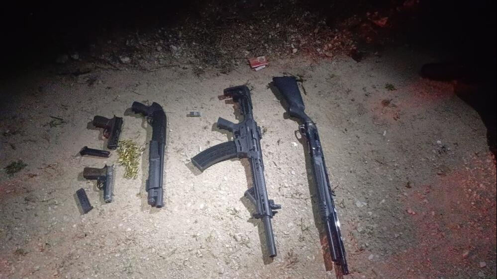 Çorum'da polisin çevirdiği araçtan cephanelik çıktı! Cezaevi firarisi kaçtı... - 1. Resim