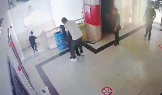 Erzurum'da öğretmen heimlich manevrasıyla öğrencisini kurtardı Erzurum'da öğretmen heimlich manevrasıyla öğrencisini kurtardı - 1. Resim
