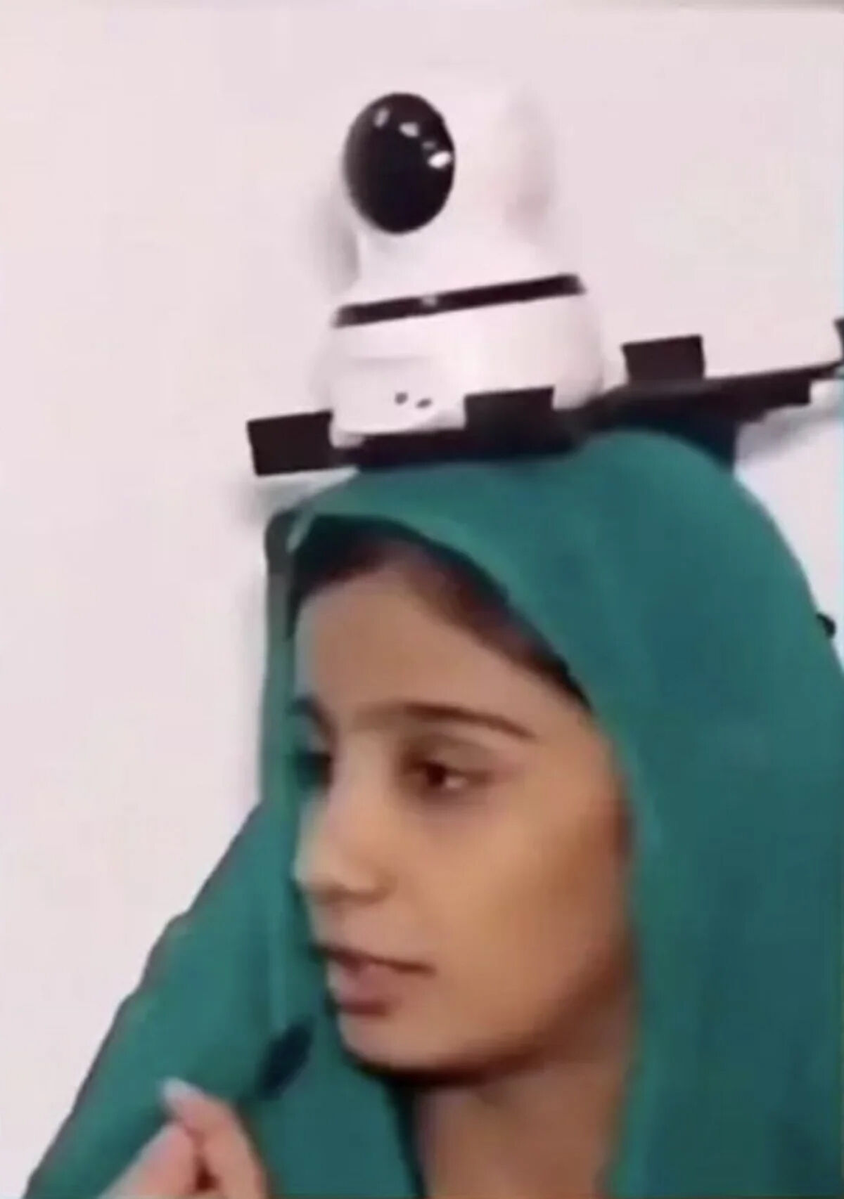 Kızının kafasına kamera taktırdı, sebebi duyanları şaşkına çevirdi Kızının kafasına kamera taktırdı, sebebi duyanları şaşkına çevirdi - 1. Resim