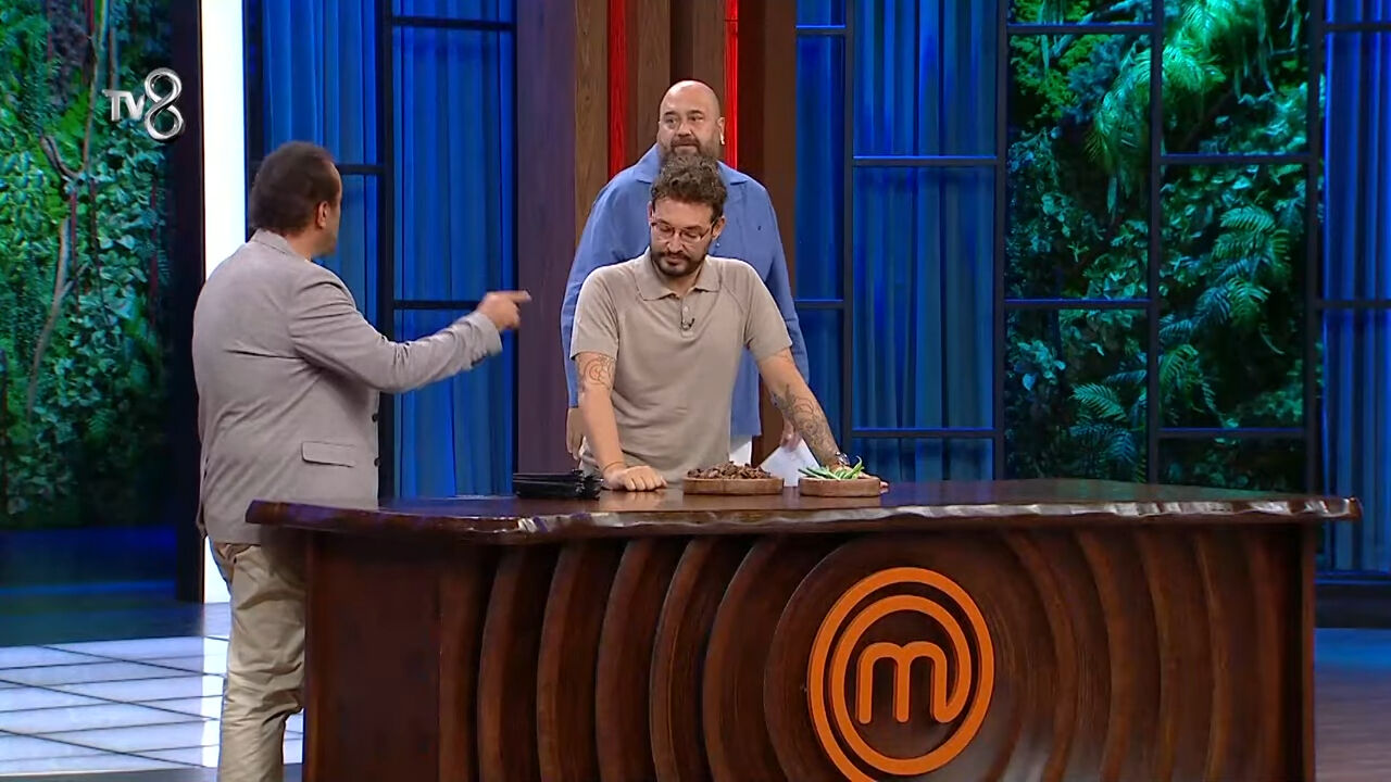 MasterChef'te büyük gerginlik! Mehmet şef çileden çıktı: Ağır konuşacağım, terbiyesizlik yapıyorsunuz MasterChef'te büyük gerginlik! Mehmet şef çileden çıktı: Ağır konuşacağım, terbiyesizlik yapıyorsunuz - 4. Resim