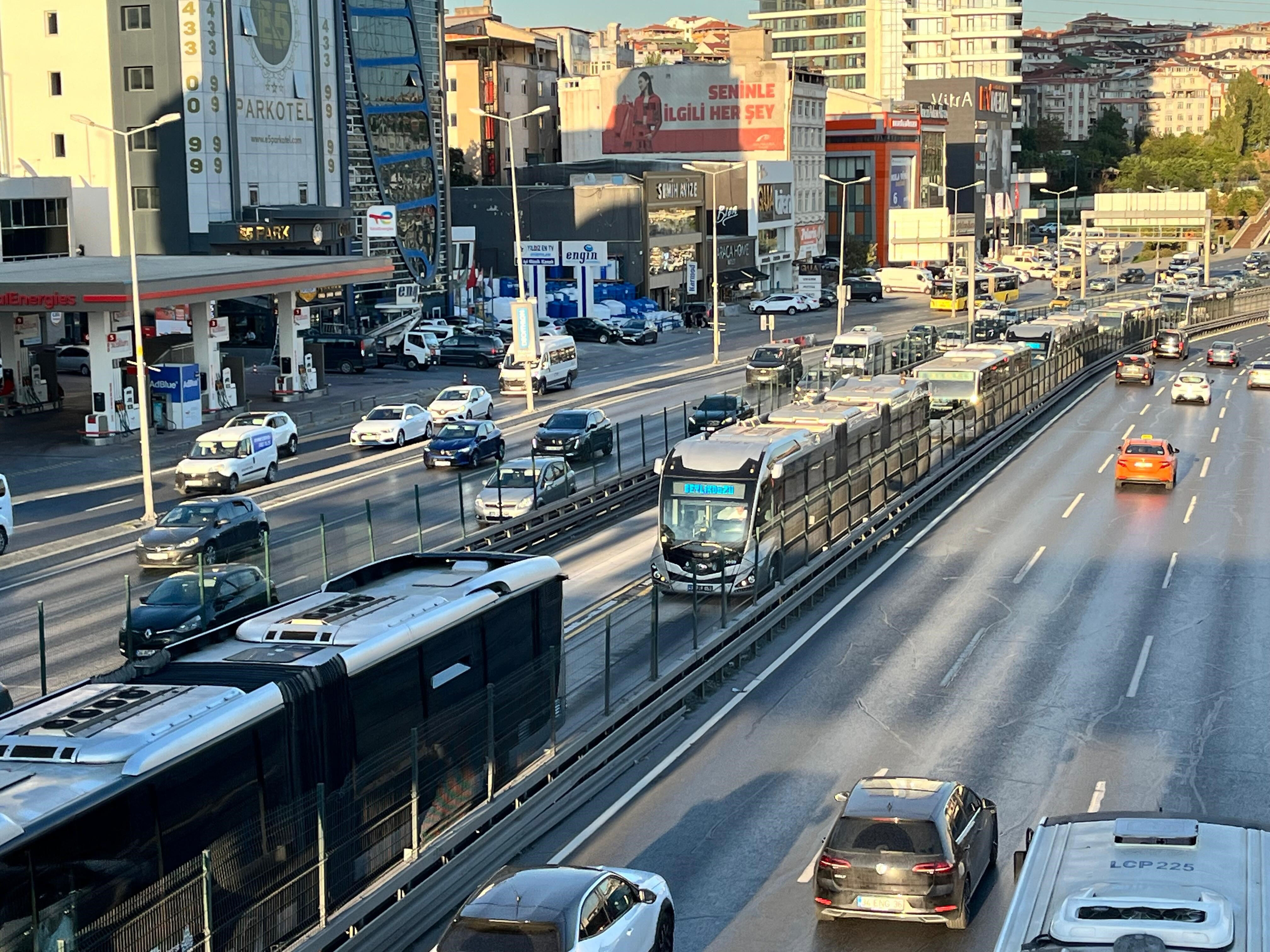 Metrobüsün tekerlekleri fırladı! Esenyurt'ta faciadan dönüldü - 1. Resim