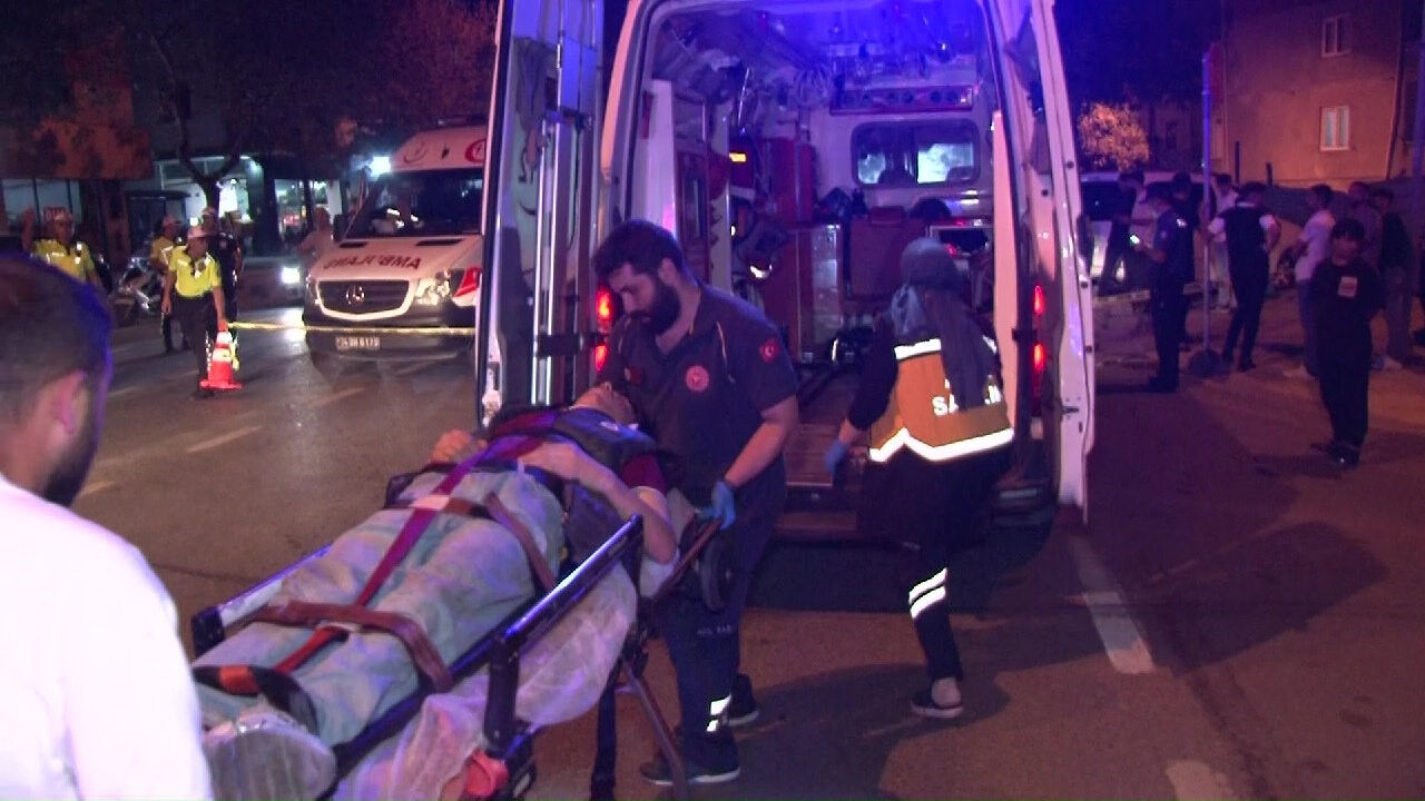 Sancaktepe'de feci kaza! Kafa kafaya çarpıştılar, 2'si çocuk 6 kişi ağır yaralı - 2. Resim