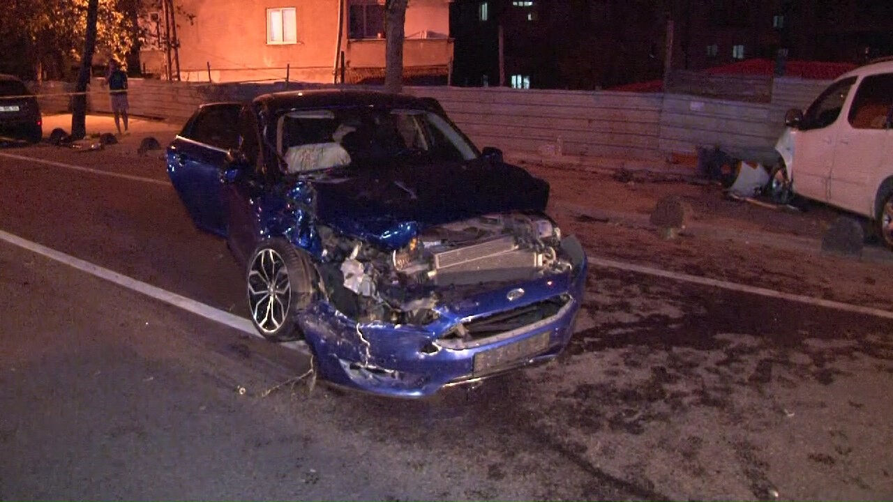 Sancaktepe'de feci kaza! Kafa kafaya çarpıştılar, 2'si çocuk 6 kişi ağır yaralı - 1. Resim