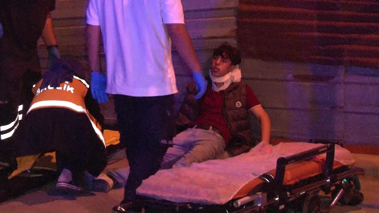 Sancaktepe'de feci kaza! Kafa kafaya çarpıştılar, 2'si çocuk 6 kişi ağır yaralı - 3. Resim