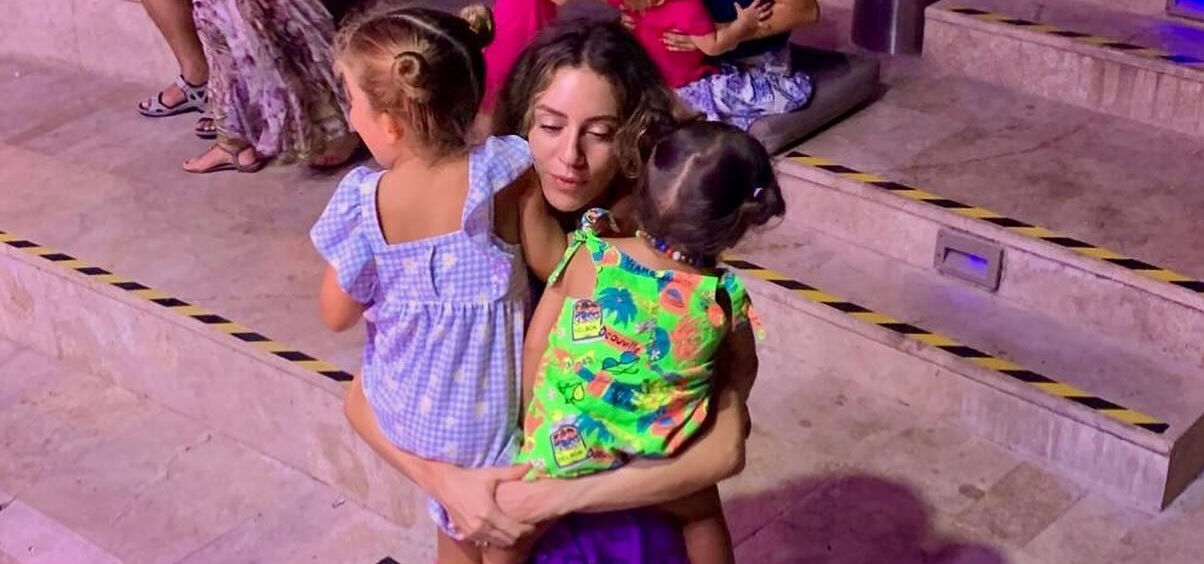 Sinem Kobal ve Kenan İmirzalıoğlu tatilde! Kızlarını görenler “Biri anneye biri babaya çekmiş” yorumunu yaptı - 2. Resim