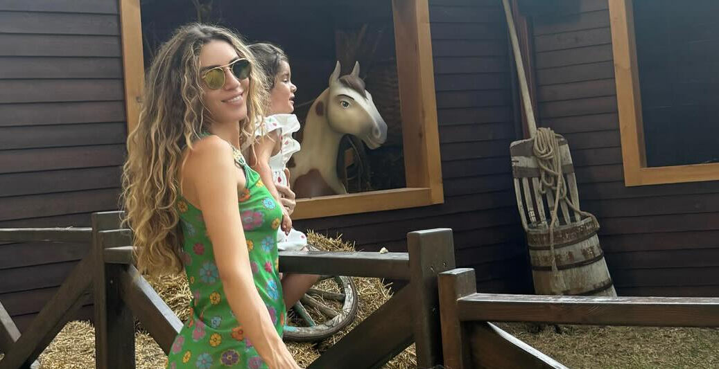 Sinem Kobal ve Kenan İmirzalıoğlu tatilde! Kızlarını görenler “Biri anneye biri babaya çekmiş” yorumunu yaptı - 4. Resim