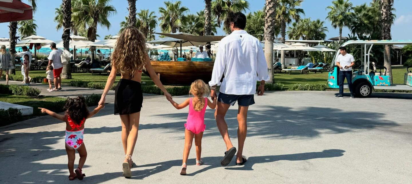 Sinem Kobal ve Kenan İmirzalıoğlu tatilde! Kızlarını görenler “Biri anneye biri babaya çekmiş” yorumunu yaptı - 1. Resim