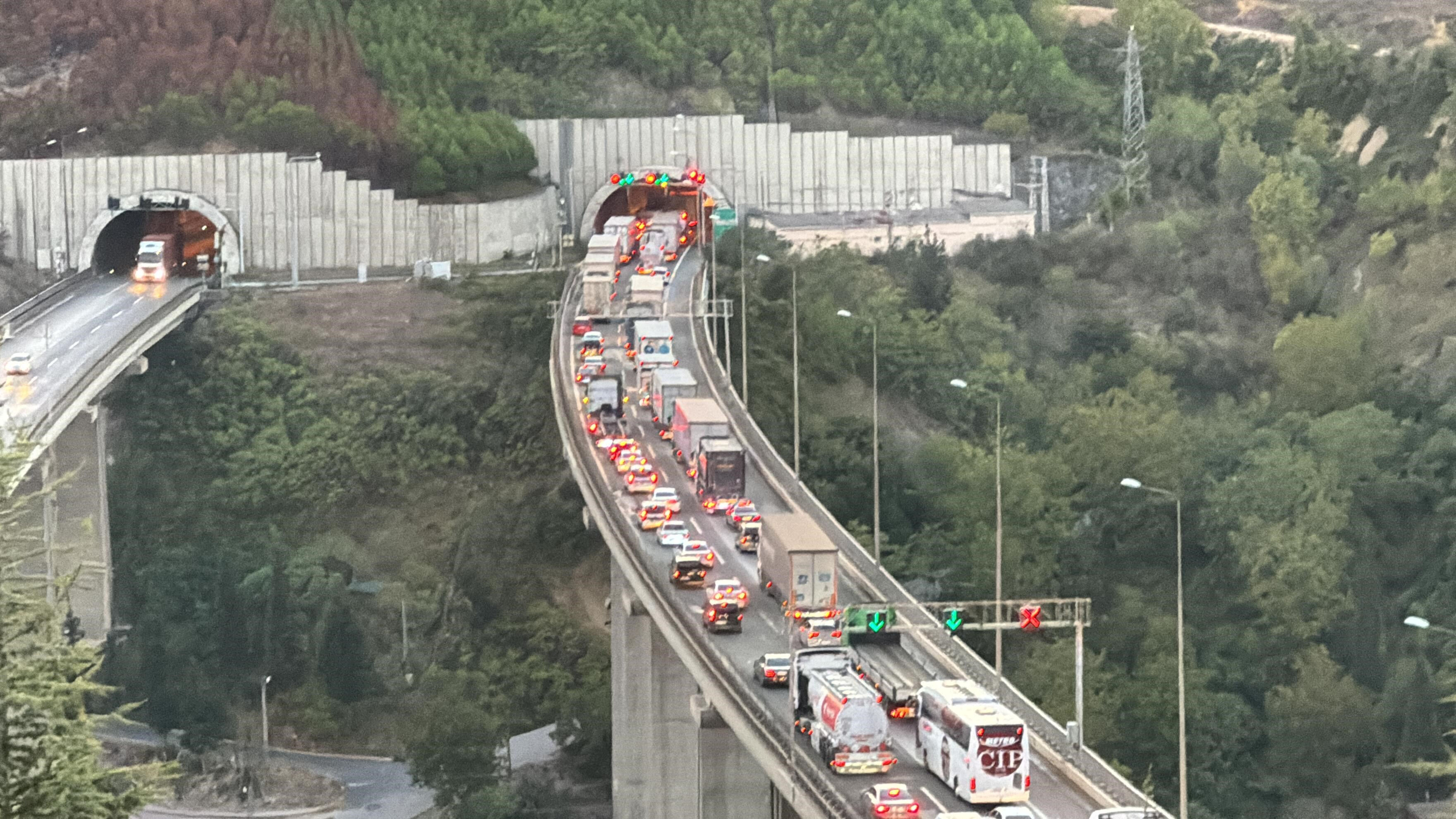 TEM Otoyolu'nda 3 tır birbirine girdi! 11 kilometrelik araç kuyruğu oluştu - 2. Resim