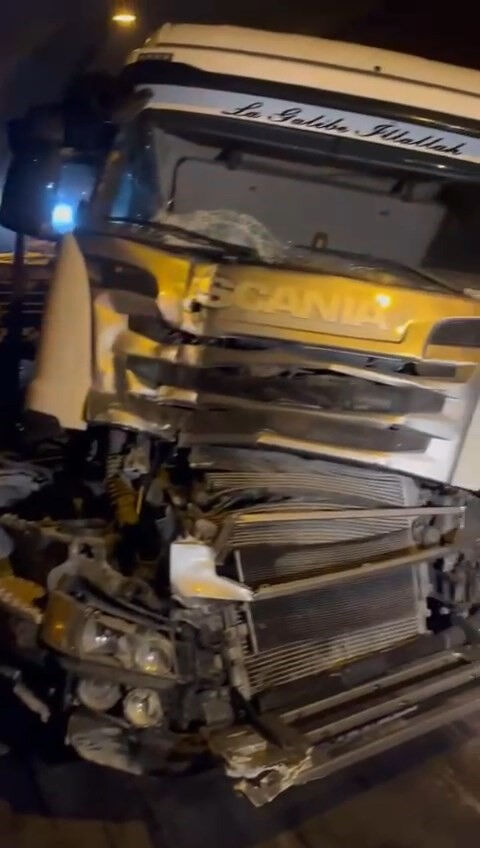 TEM Otoyolu'nda 3 tır birbirine girdi! 11 kilometrelik araç kuyruğu oluştu - 1. Resim