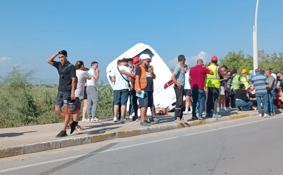 Antalya'da otel personelini taşıyan otobüs şarampole uçtu, yaralılar var Antalya'da otel personelini taşıyan otobüs şarampole uçtu, yaralılar var - 2. Resim
