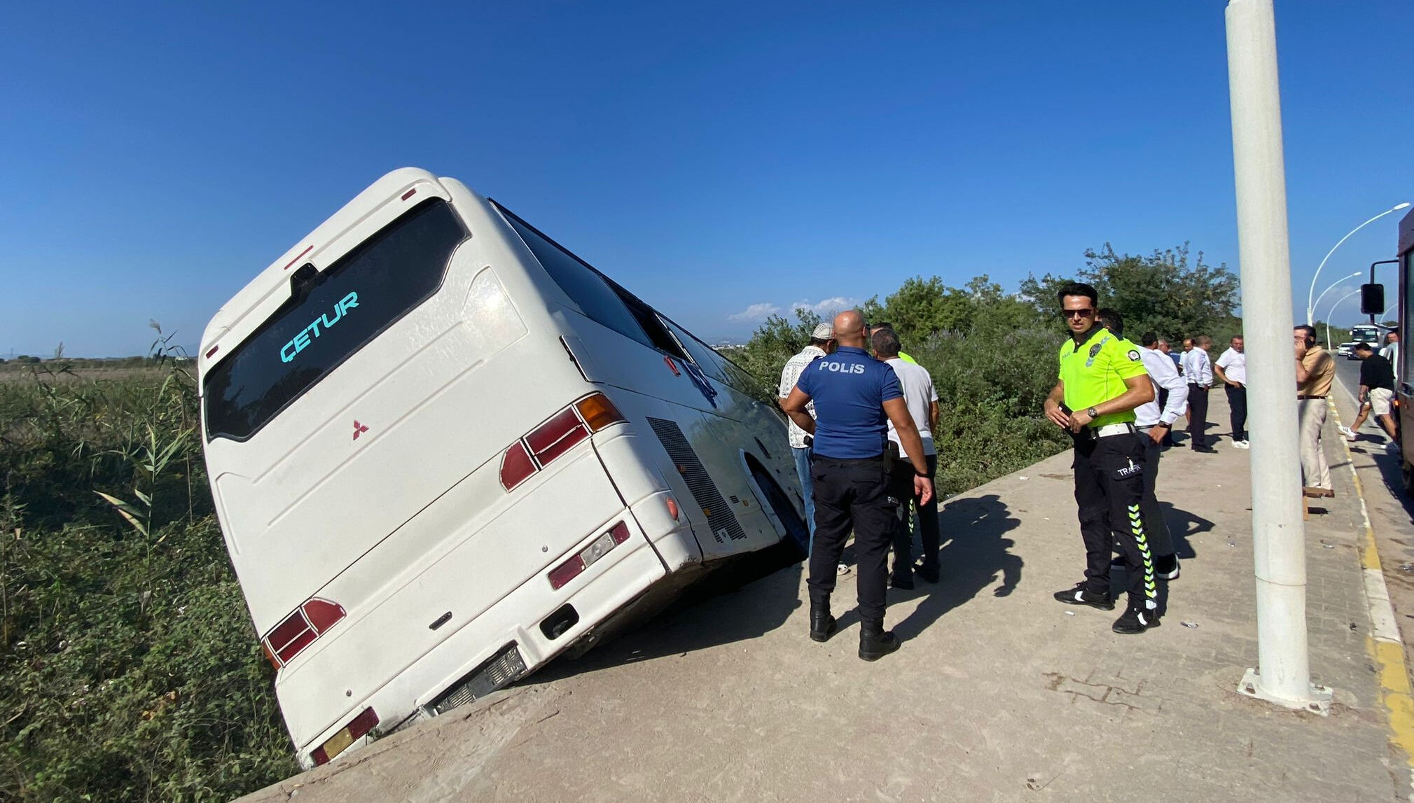 Antalya'da otel personelini taşıyan otobüs şarampole uçtu, yaralılar var Antalya'da otel personelini taşıyan otobüs şarampole uçtu, yaralılar var - 1. Resim