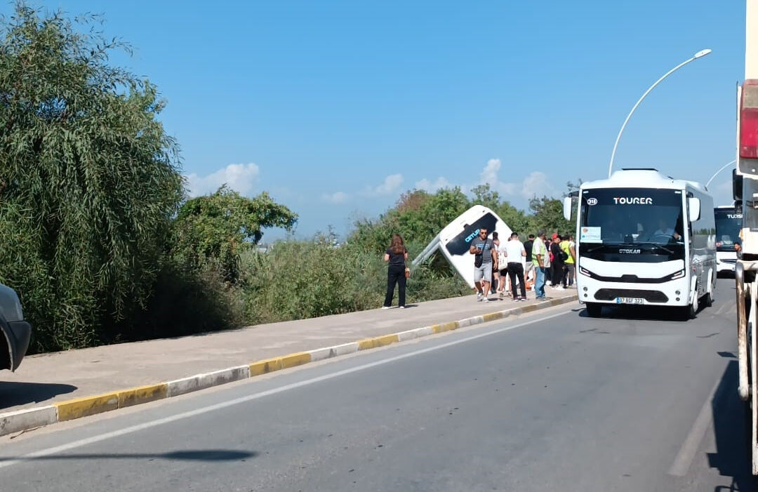 Antalya'da otel personelini taşıyan otobüs şarampole uçtu, yaralılar var Antalya'da otel personelini taşıyan otobüs şarampole uçtu, yaralılar var - 3. Resim