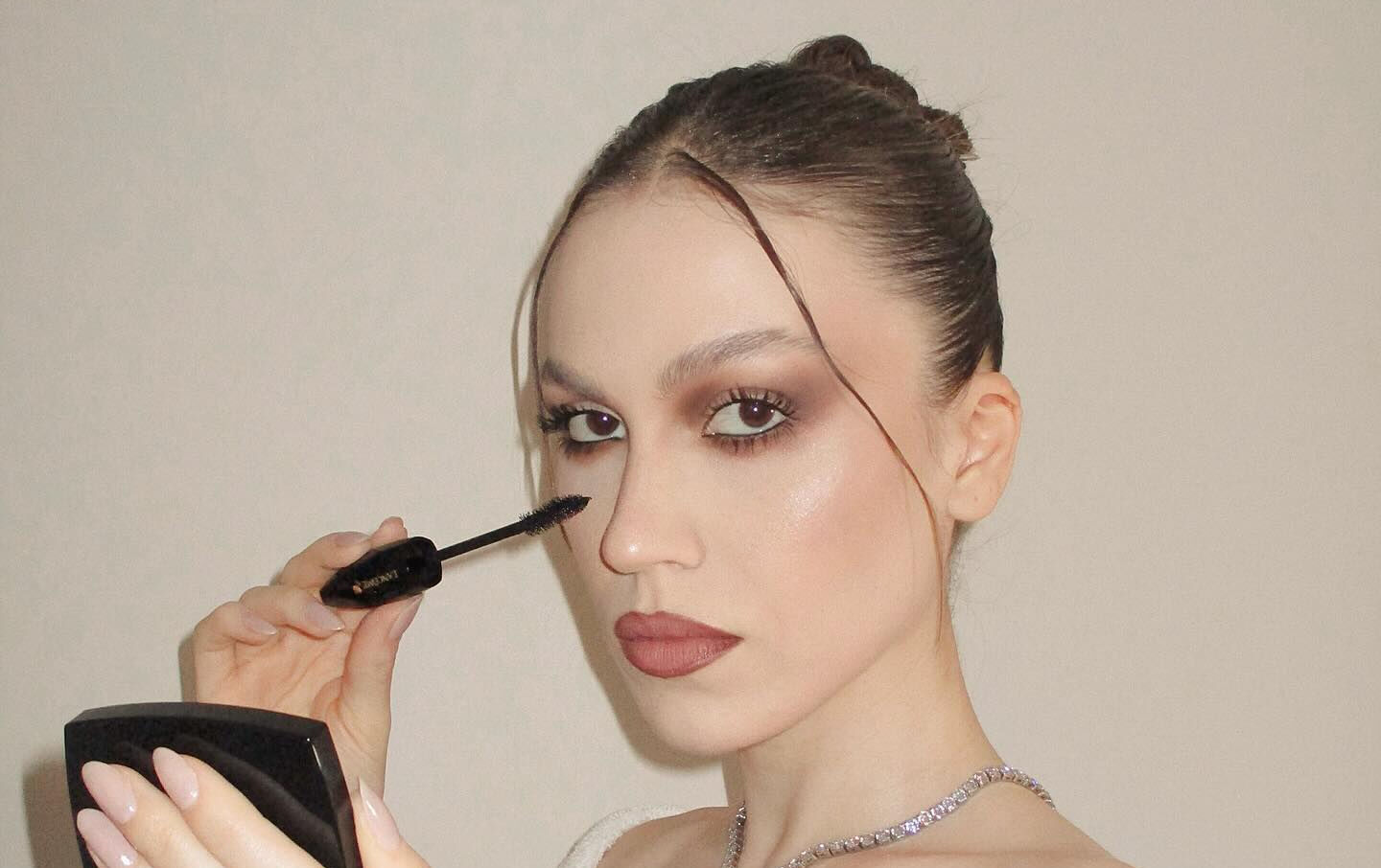 Cevizli sucuk yemenin köylü özelliği olduğunu söyledi! Fenomen Duygu Özaslan’a tepki yağdı - 2. Resim