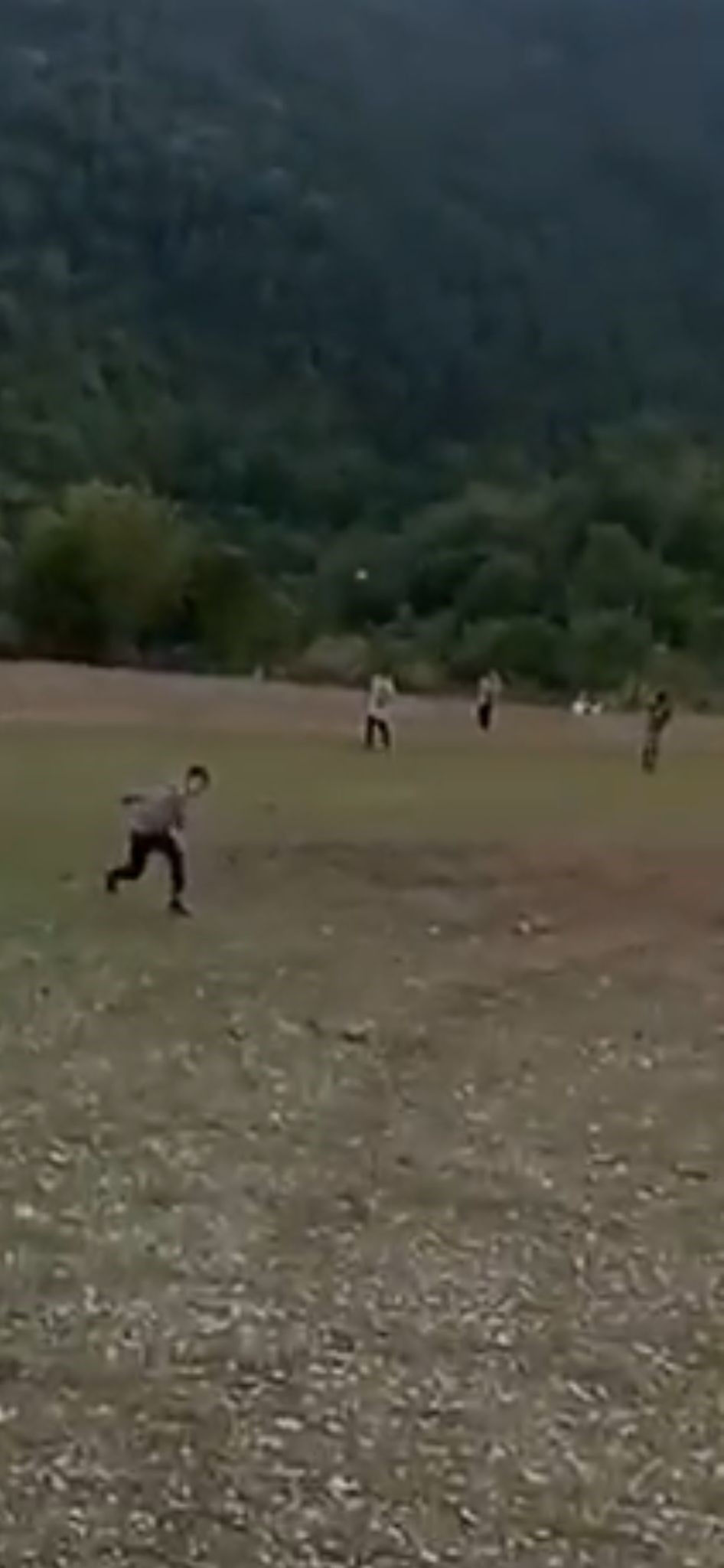 Dehşete düşüren görüntüler: Çocuklar yaşlı çifte taşlarla saldırdı - 3. Resim