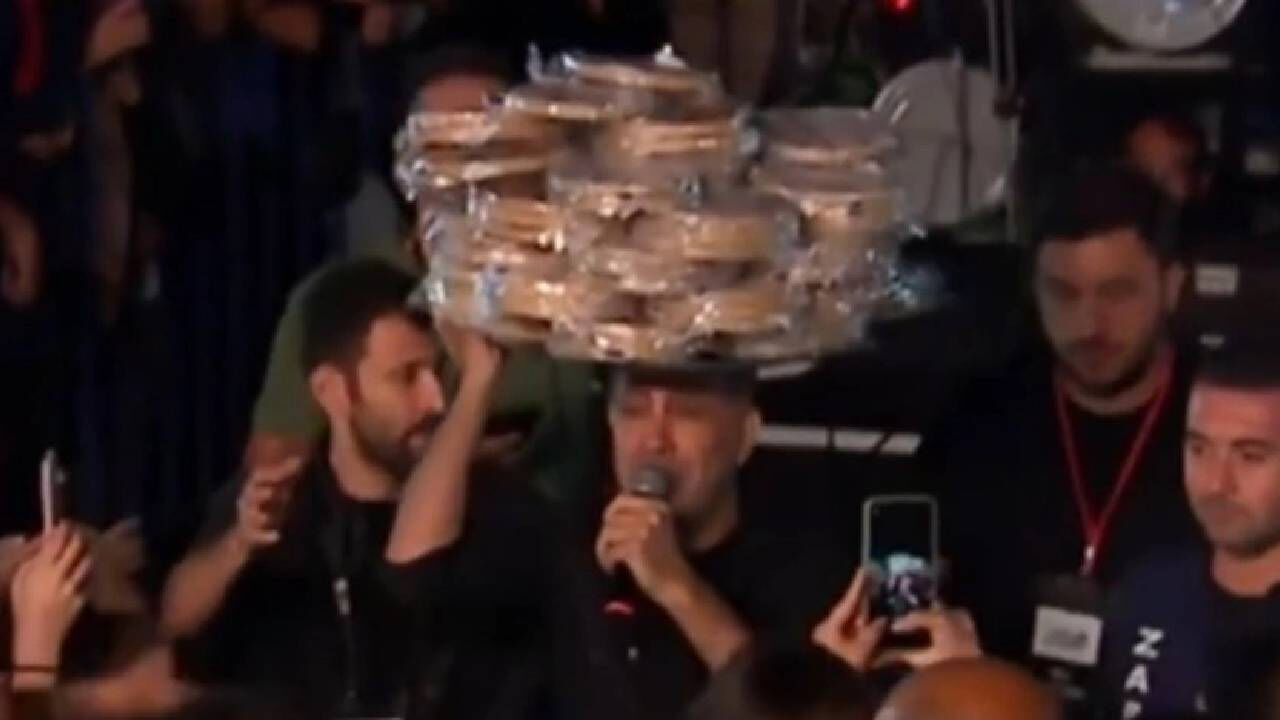 Dikkat çeken anlar! Haluk Levent konserde kağıt helva dağıttı! - 1. Resim