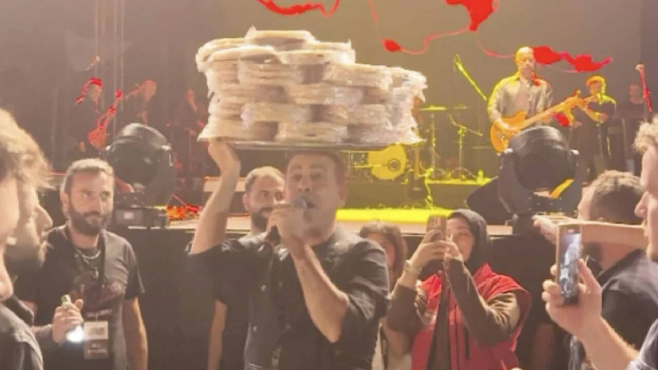Dikkat çeken anlar! Haluk Levent konserde kağıt helva sattı - 2. Resim
