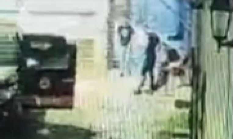 Diyarbakır'da nöbet tutan polise bıçakla saldıran şüpheli yakalandı - 1. Resim