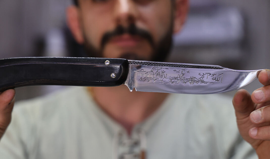 Eşi benzeri yok! Osmanlı'dan ilham alan Sivaslı usta 7 ayda yaptığı bıçağı 70 bin TL'ye satıyor Eşi benzeri yok! Topkapı'daki kılıçlardan ilham alan Sivaslı usta 7 ayda yaptığı bıçağı 70 bin TL'den satışa sundu - 3. Resim