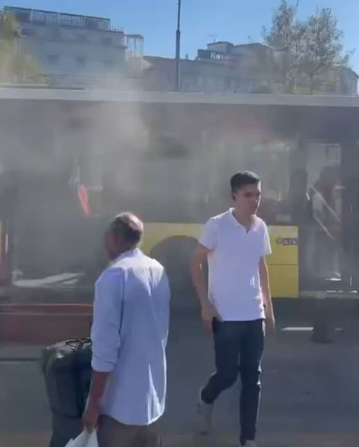 İETT otobüsünde can pazarı! Cayır cayır yandı, yolcular kendini zor kurtardı - 1. Resim