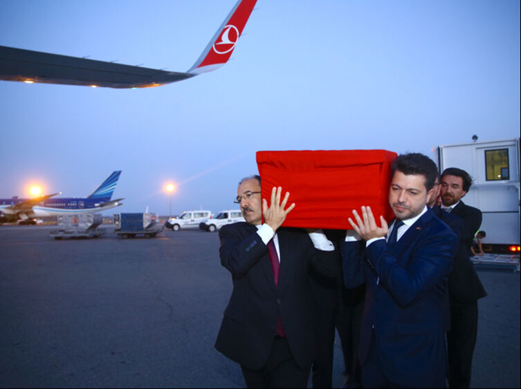 İsrail askerlerinin öldürdüğü Ayşenur Ezgi'nin naaşı İstanbul'a uğurlandı - 1. Resim