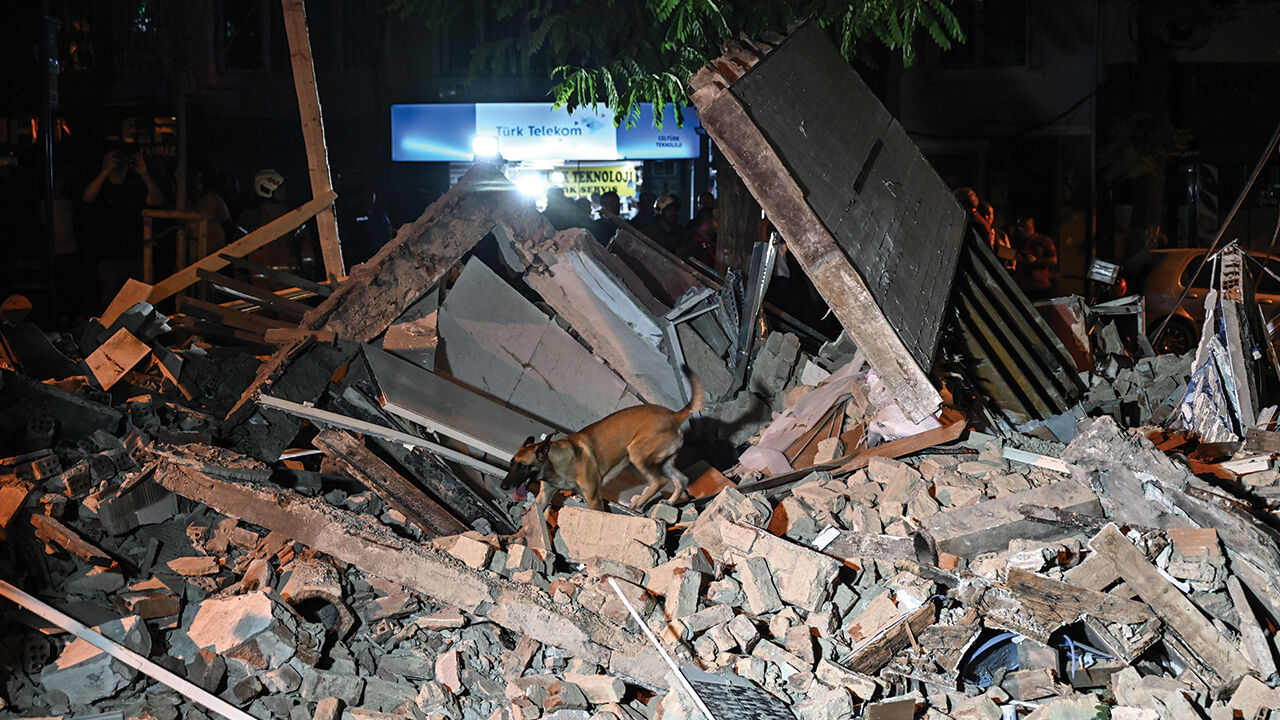 İstanbul Fatih'te 3 katlı bina çöktü, yoldan geçen kişi yaralandı İstanbul Fatih'te 3 katlı bina çöktü! Enkaz altında kalanlar var - 2. Resim