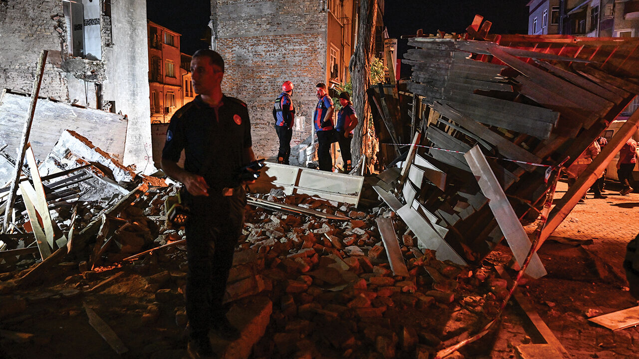 İstanbul Fatih'te 3 katlı bina çöktü, yoldan geçen kişi yaralandı İstanbul Fatih'te 3 katlı bina çöktü! Enkaz altında kalanlar var - 1. Resim