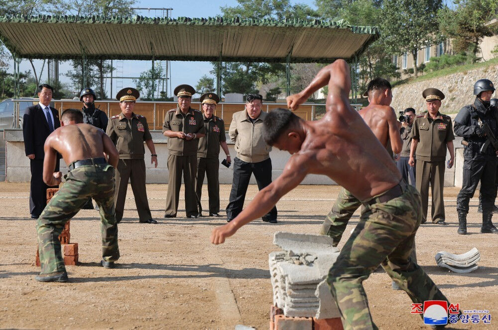 Kim Jong-Un silahı eline aldı talimatı verdi! Washington'a 'nükleer gözdağı' - 2. Resim