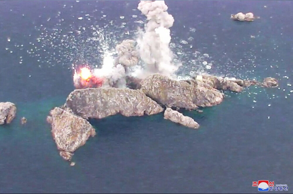 Kim Jong-Un silahı eline aldı talimatı verdi! Washington'a 'nükleer gözdağı' - 2. Resim