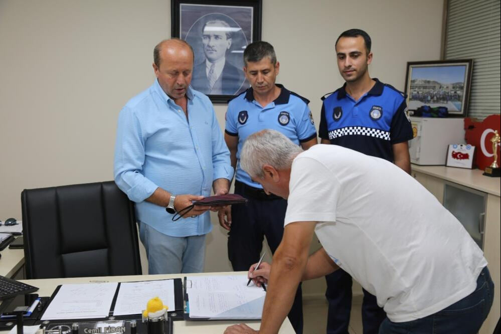 Kocaeli'de kaybolan para dolu çantayı sahibine ulaştırdılar - 1. Resim