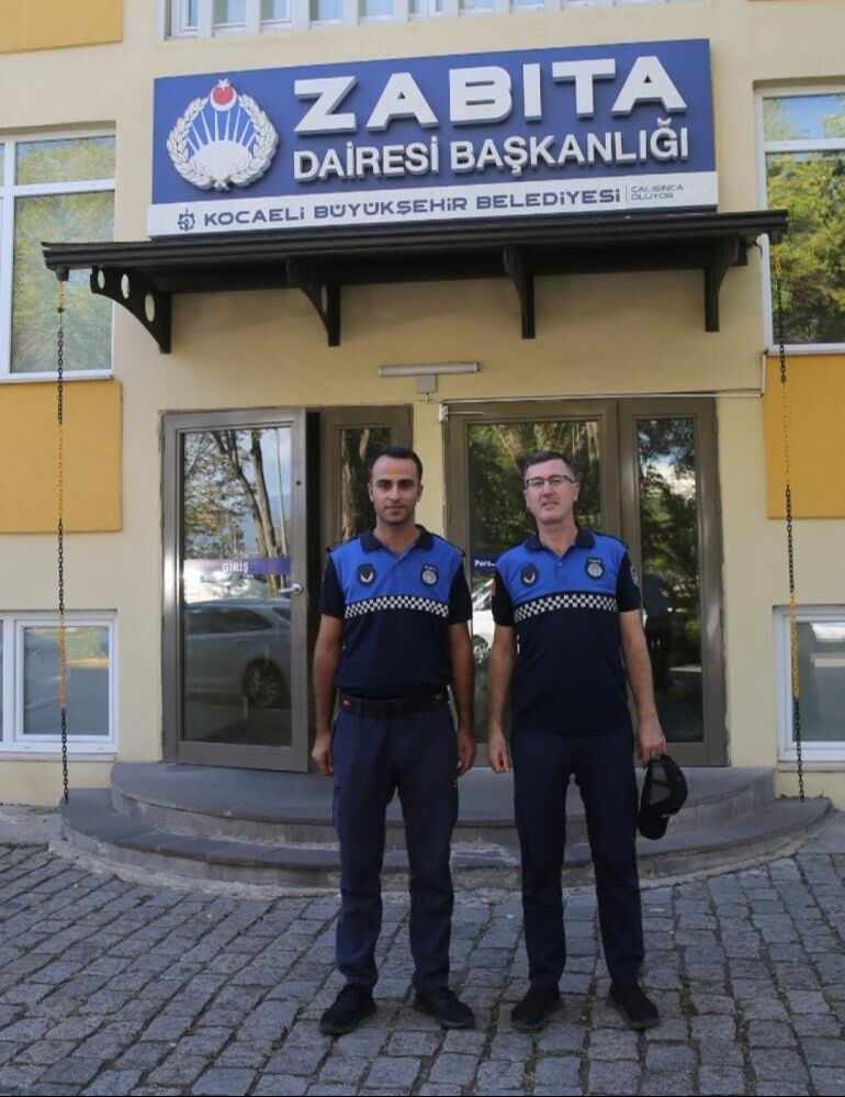 Kocaeli'de kaybolan para dolu çantayı sahibine ulaştırdılar - 2. Resim