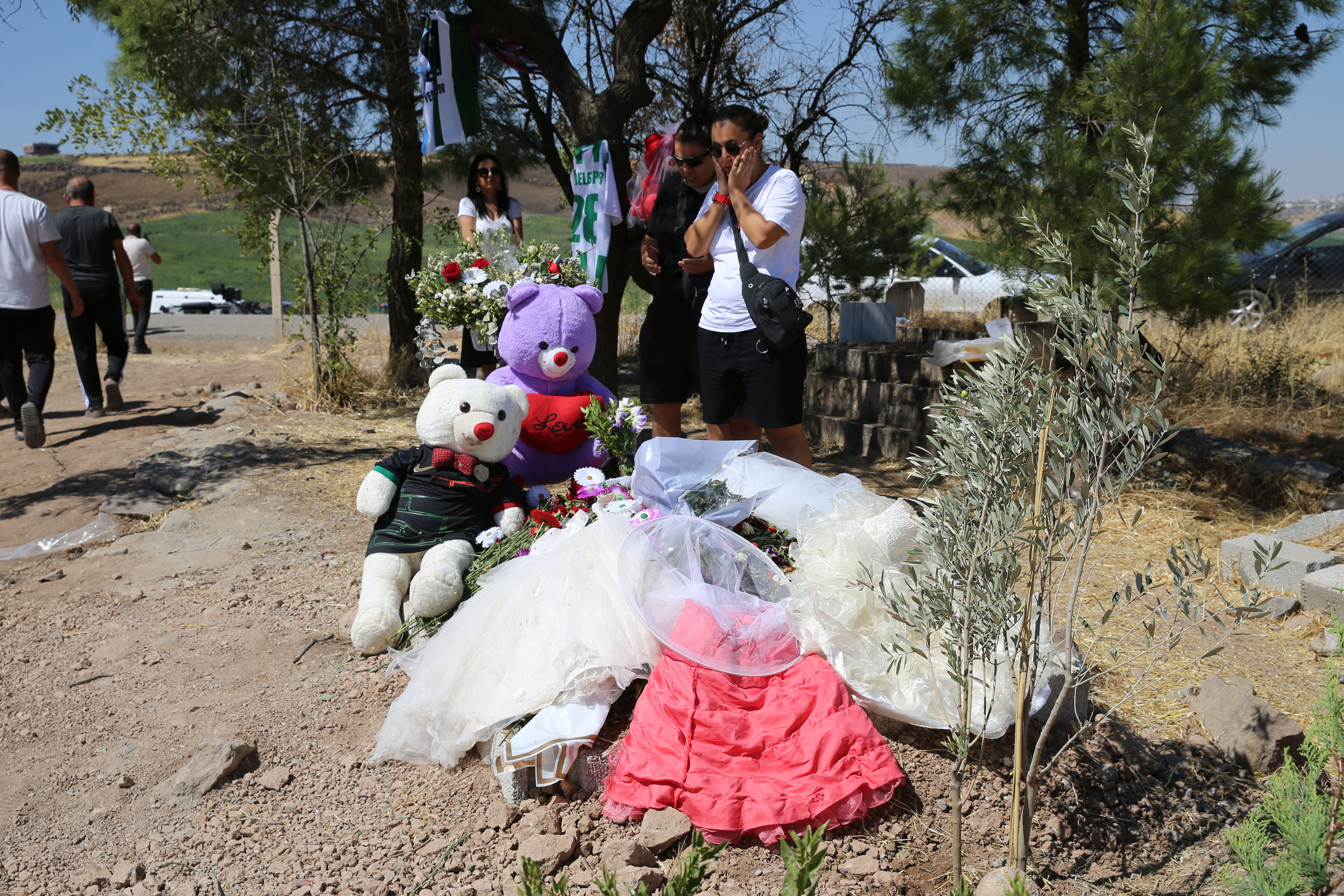 Narin'in mezarı başında yaktığı ağıt yürek yaktı! 