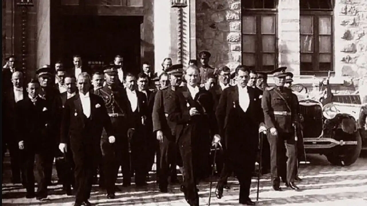 Resmi Gazete’ye göre 28 Ekim yarım gün, 29 Ekim ise resmi tatil olarak kutlanıyor - 1. Resim