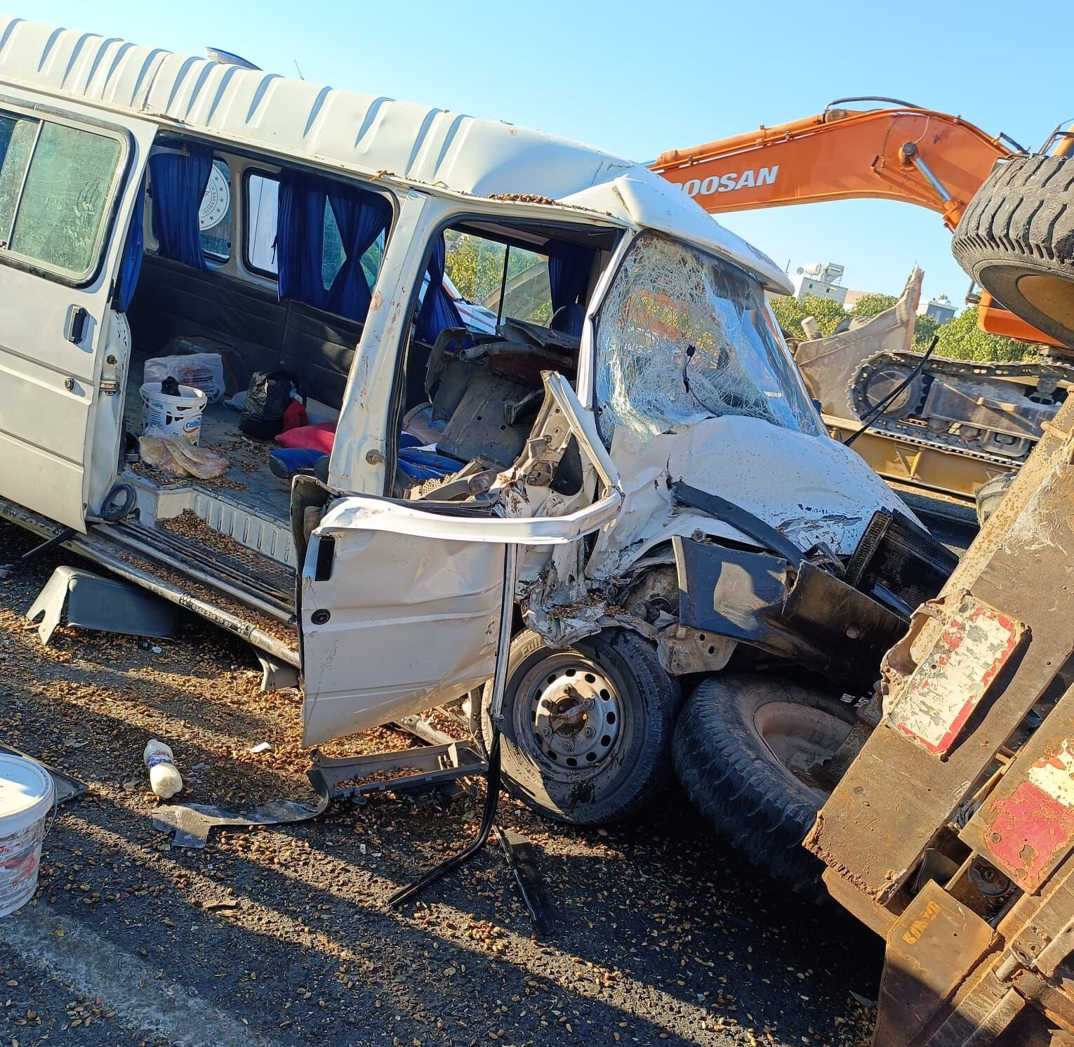 Şanlıurfa'da tarım işçilerini taşıyan minibüs ile traktör çarpıştı! Çok sayıda yaralı var  - 1. Resim