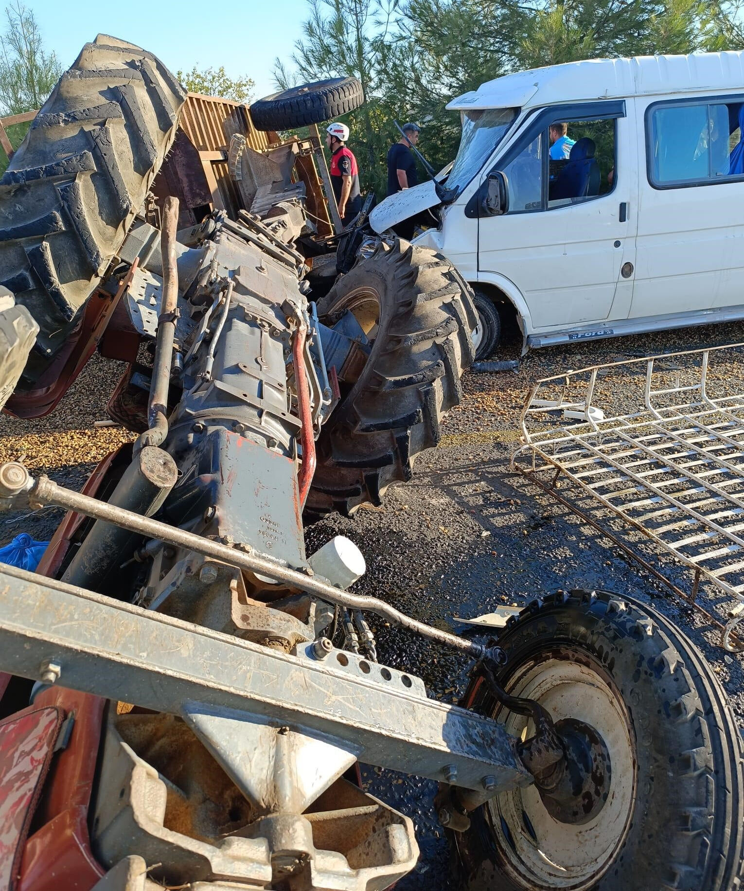 Şanlıurfa'da tarım işçilerini taşıyan minibüs ile traktör çarpıştı! Çok sayıda yaralı var  - 2. Resim