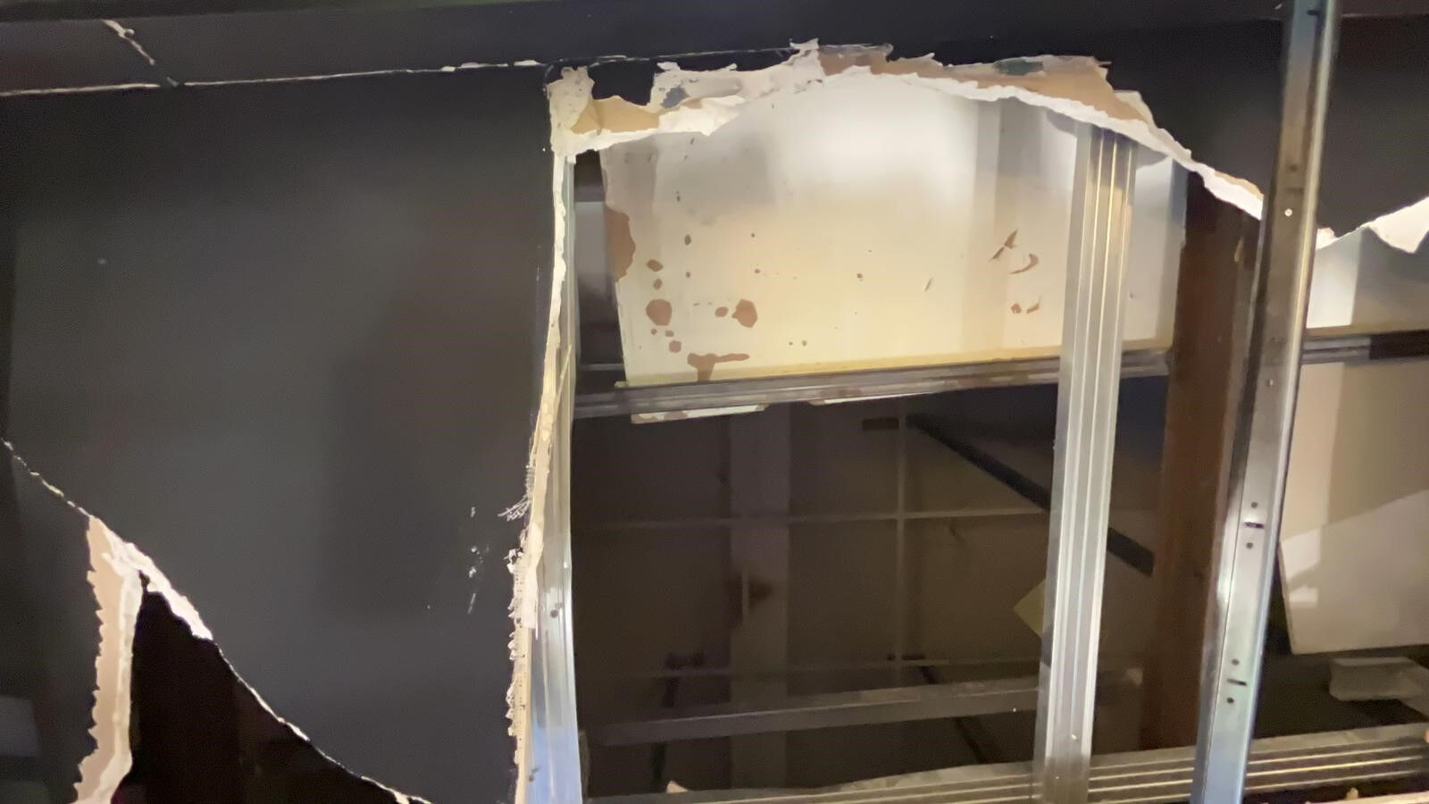 Sayaç okuma çalışanı yanlış kapıdan girdi, çöken tavanda asılı kaldı Sayaç okuma çalışanı yanlış kapıdan girdi, çöken tavanda asılı kaldı - 1. Resim