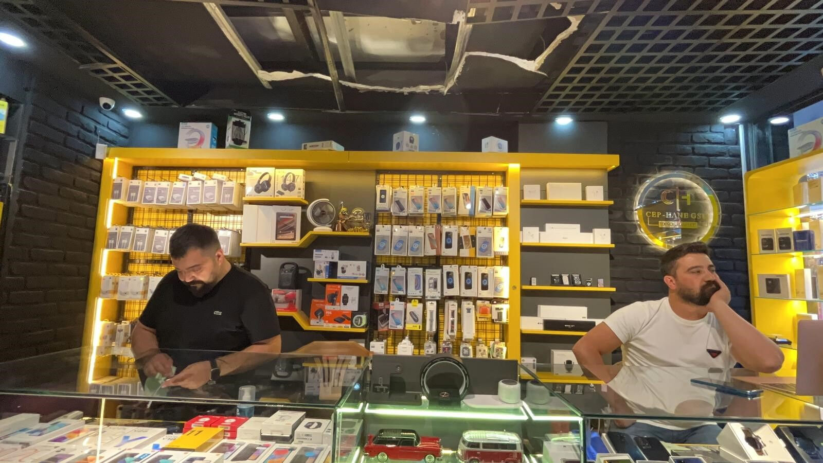 Sayaç okuma çalışanı yanlış kapıdan girdi, çöken tavanda asılı kaldı Sayaç okuma çalışanı yanlış kapıdan girdi, çöken tavanda asılı kaldı - 2. Resim