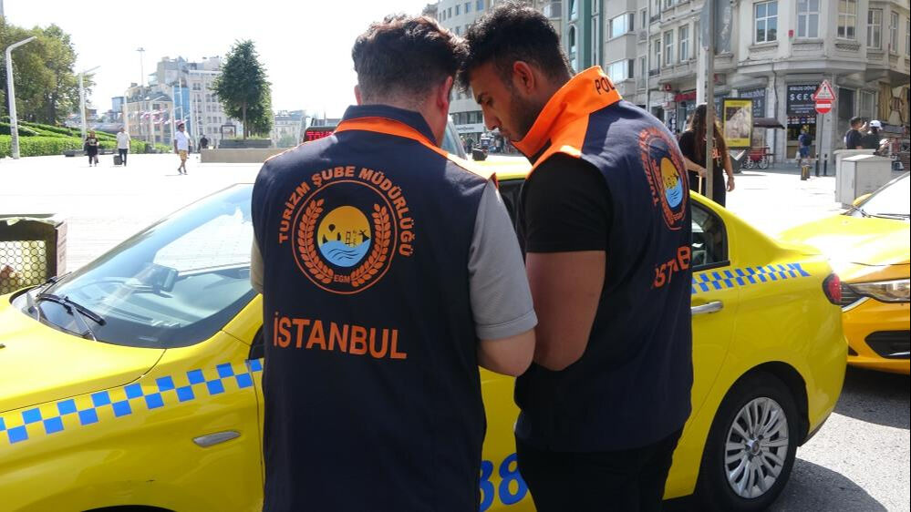 Taksim'de taksi sürücülerine taksimetre ve yolcu denetlemesi - 1. Resim