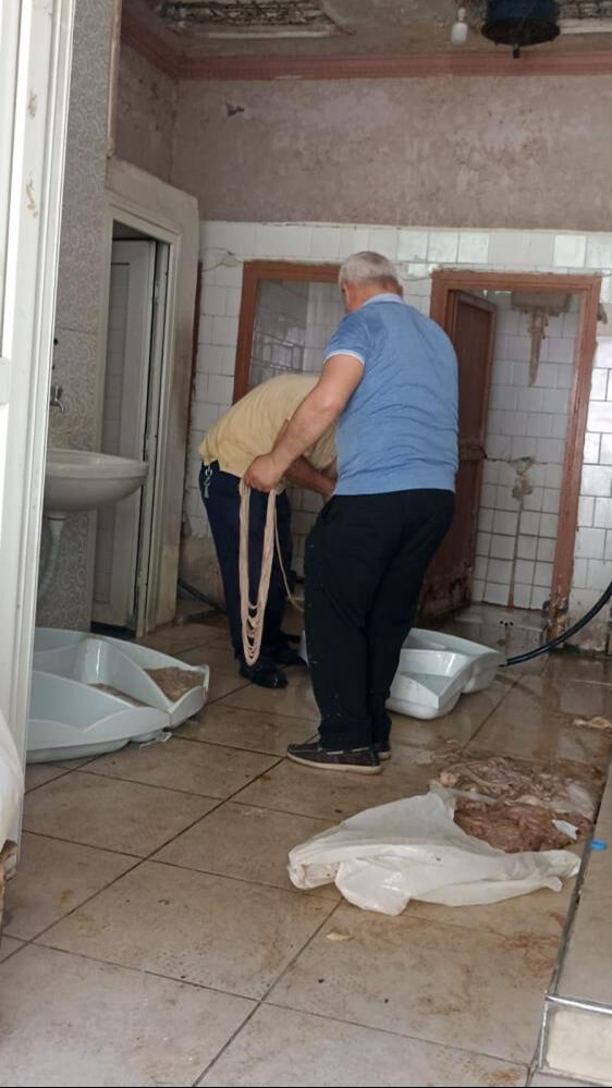 Tuvalette bağırsak temizlemişti... Cezası dudak uçuklattı - 1. Resim