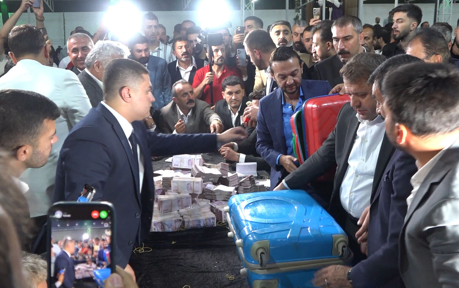 Altın yağmuru değil aşiret düğünü! Toplanan para dudak uçuklattı - 4. Resim