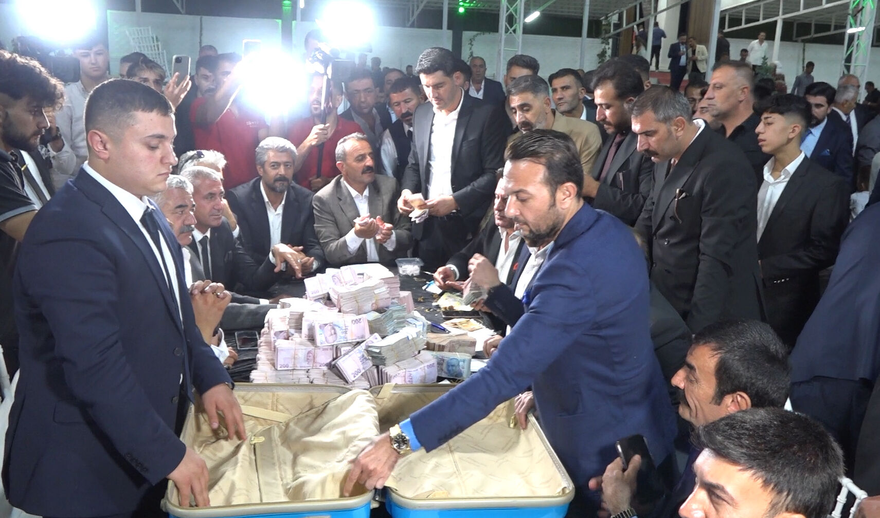 Altın yağmuru değil aşiret düğünü! Toplanan para dudak uçuklattı - 3. Resim