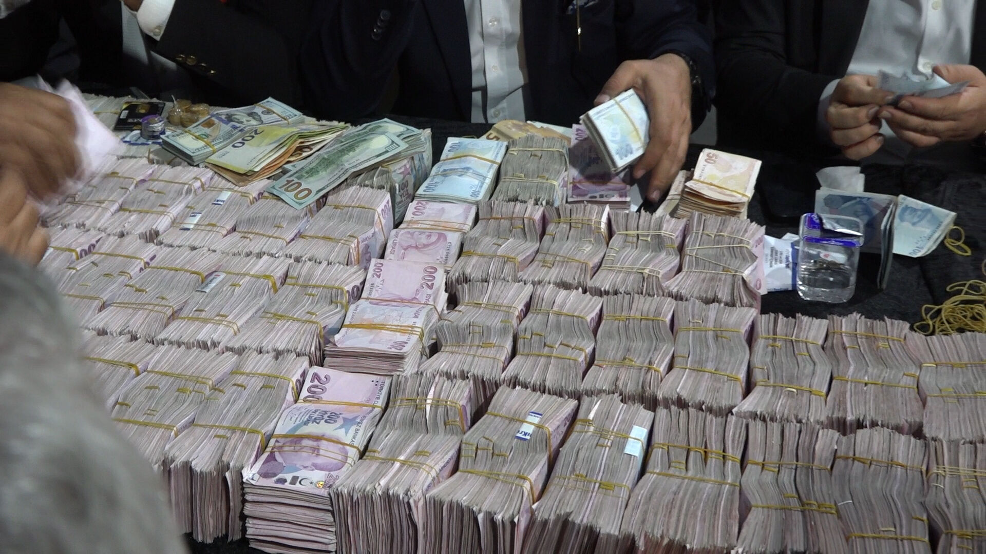 Altın yağmuru değil aşiret düğünü! Toplanan para dudak uçuklattı - 2. Resim