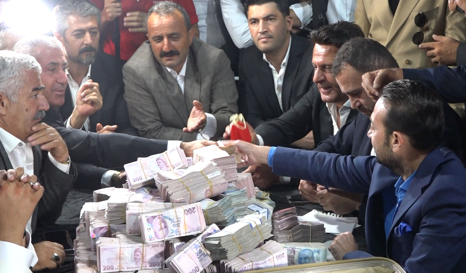 Altın yağmuru değil aşiret düğünü! Toplanan para dudak uçuklattı - 1. Resim