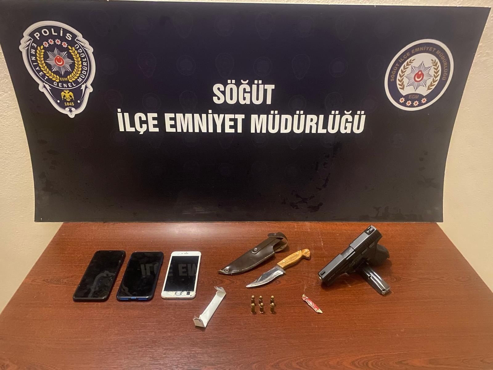 Bilecik'te yakalanan şüphelinin üzerinden resmen cephanelik çıktı - 1. Resim