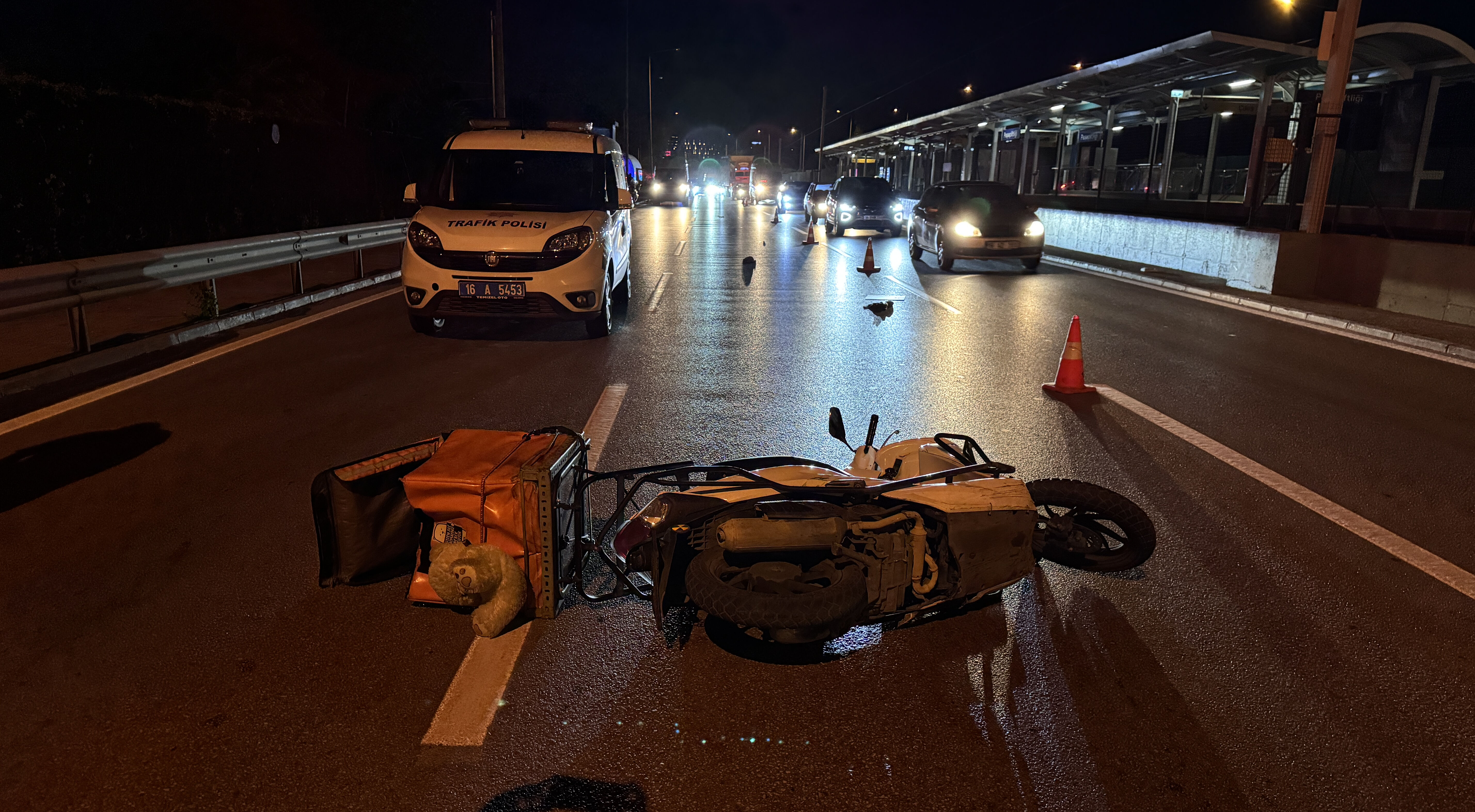 Bursa'da gece saatlerinde korkunç son! Cansız bedeni böyle taşındı - 1. Resim