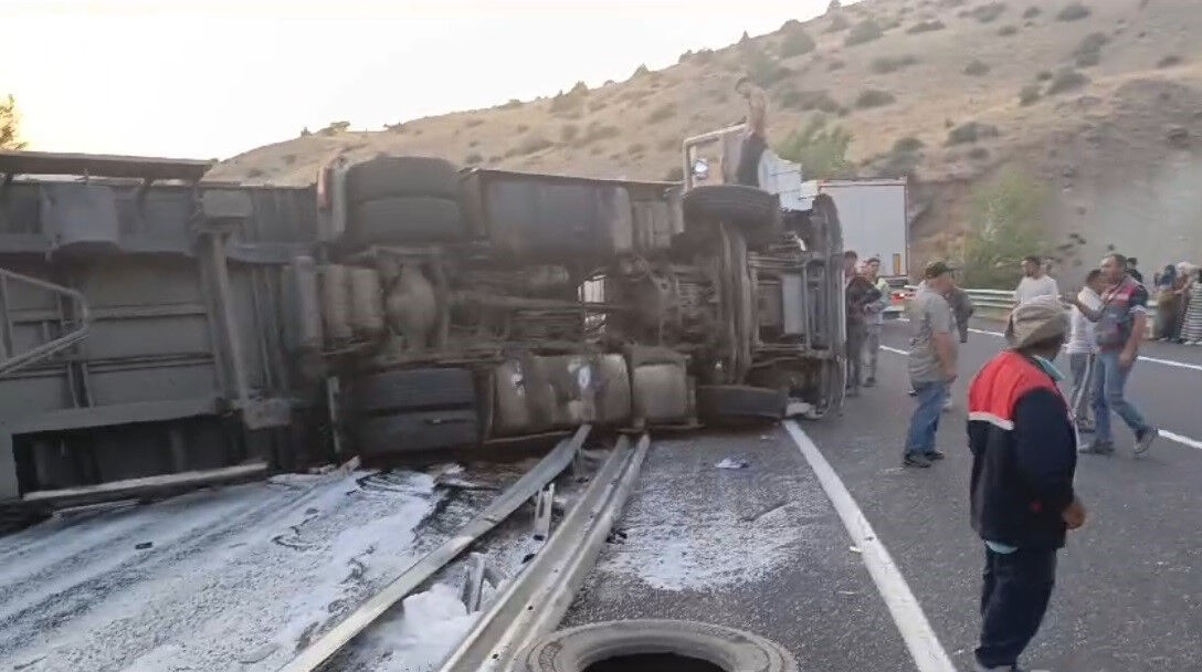 Erzincan-Erzurum sınırında can pazarı! Devrilen tırın şoförü araçta sıkıştı, vatandaşlar devreye girdi Erzincan-Erzurum sınırında can pazarı! Devrilen tırın şoförü araçta sıkıştı, vatandaşlar devreye girdi - 1. Resim
