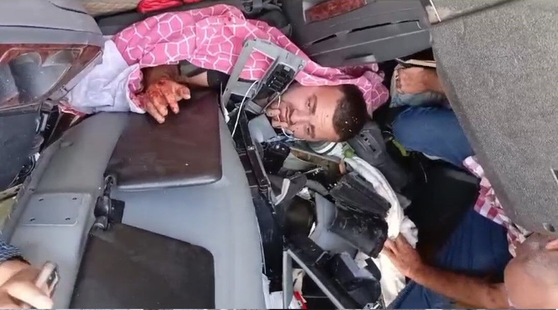 Erzincan-Erzurum sınırında can pazarı! Devrilen tırın şoförü araçta sıkıştı, vatandaşlar devreye girdi Erzincan-Erzurum sınırında can pazarı! Devrilen tırın şoförü araçta sıkıştı, vatandaşlar devreye girdi - 2. Resim