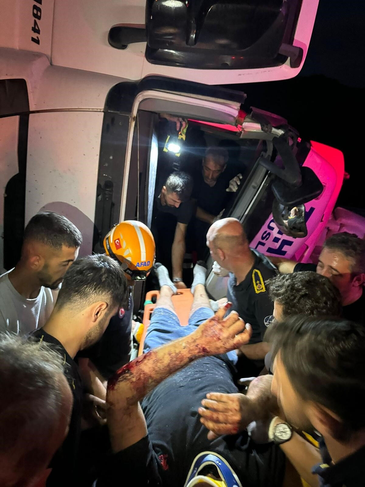 Erzincan-Erzurum sınırında can pazarı! Devrilen tırın şoförü araçta sıkıştı, vatandaşlar devreye girdi Erzincan-Erzurum sınırında can pazarı! Devrilen tırın şoförü araçta sıkıştı, vatandaşlar devreye girdi - 3. Resim