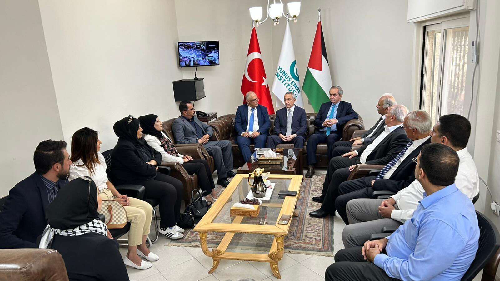 Filistinli akademisyenler Ayşenur Ezgi'yi unutmadı! Onuruna 'İşgalle Mücadele Nişanı' verildi - 1. Resim